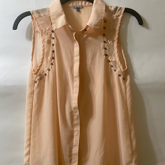 Nice blouse! - Picture 2 of 2